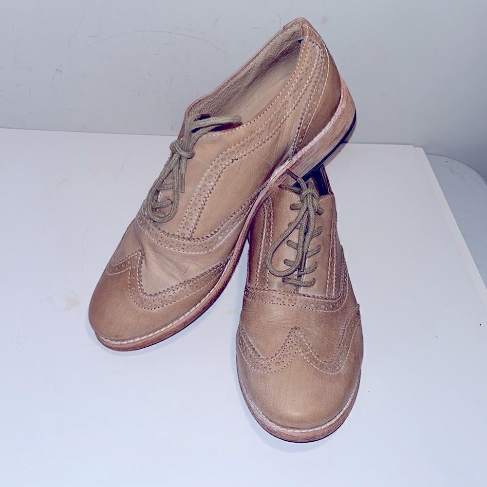 Steve Madden tan wing tip leather oxfords